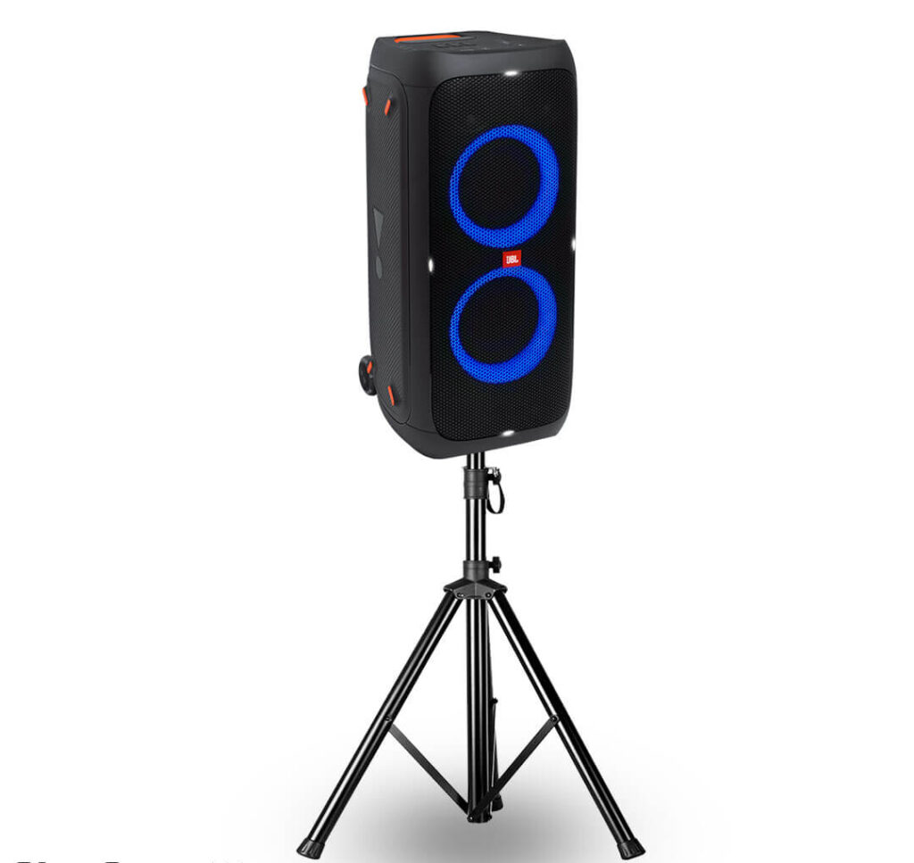 JBL PartyBox op statief met blauw verlichte speakers.