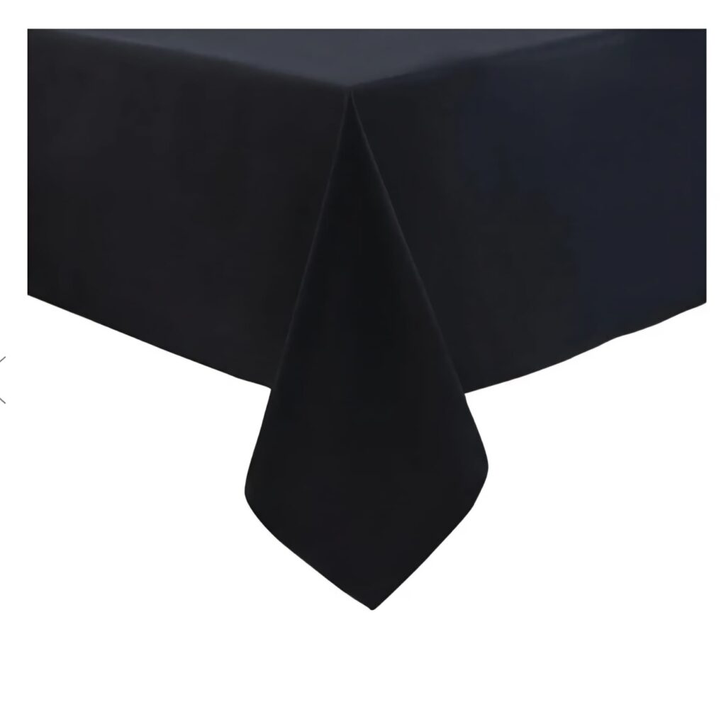 Zwart rechthoekig tafelkleed over een tafel gedrapeerd